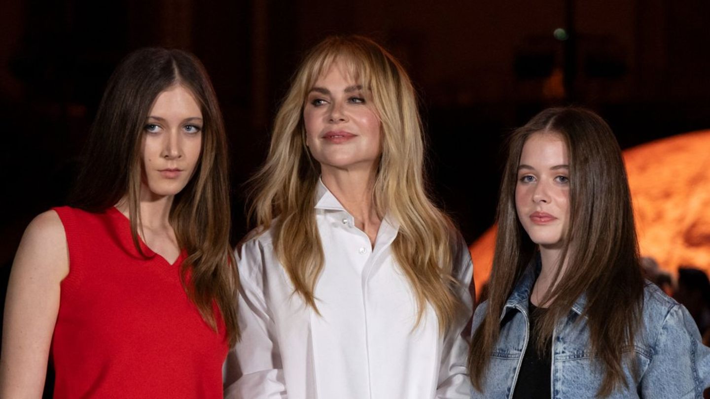 Auf der Paris Fashion Week: Nicole Kidman mit ihren Töchtern Sunday Rose (l.) und Faith Margaret (r.).