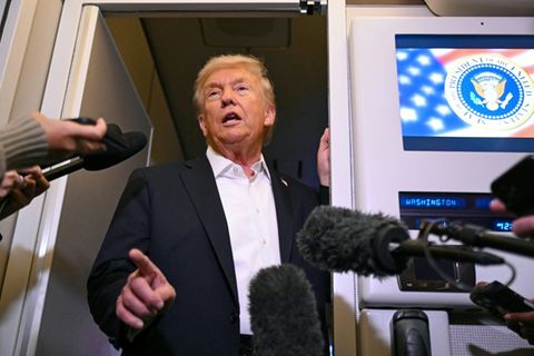 Donald Trump vor Journalisten in der Air Force One