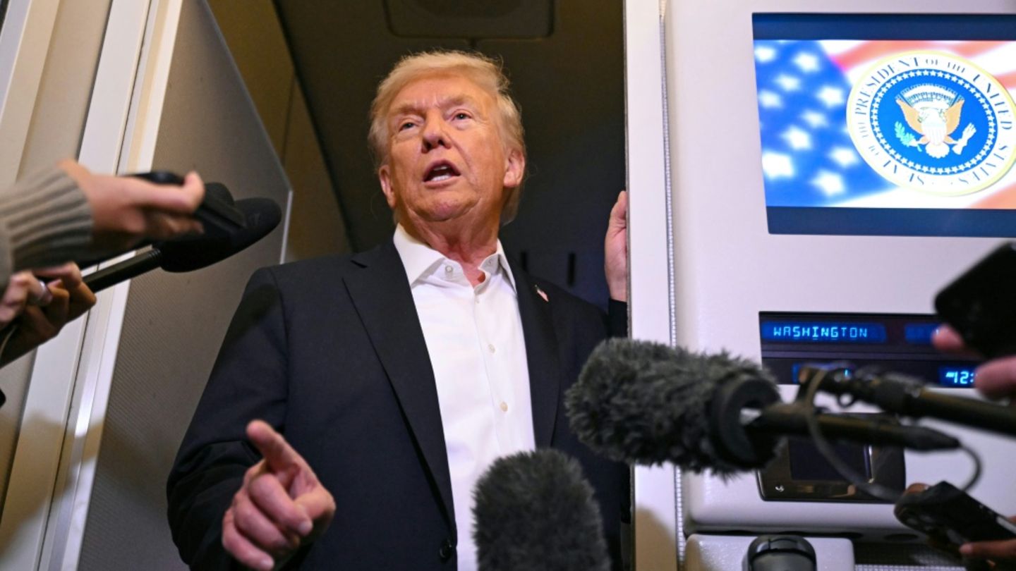 Donald Trump vor Journalisten in der Air Force One