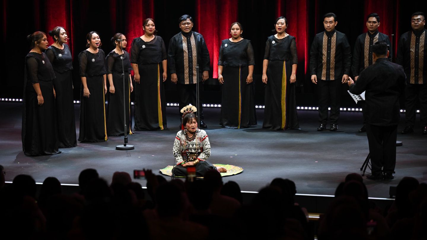 Mit einem Philippinischen Chor beginnt die Eröffnungsfeier. Foto: Arne Dedert/dpa