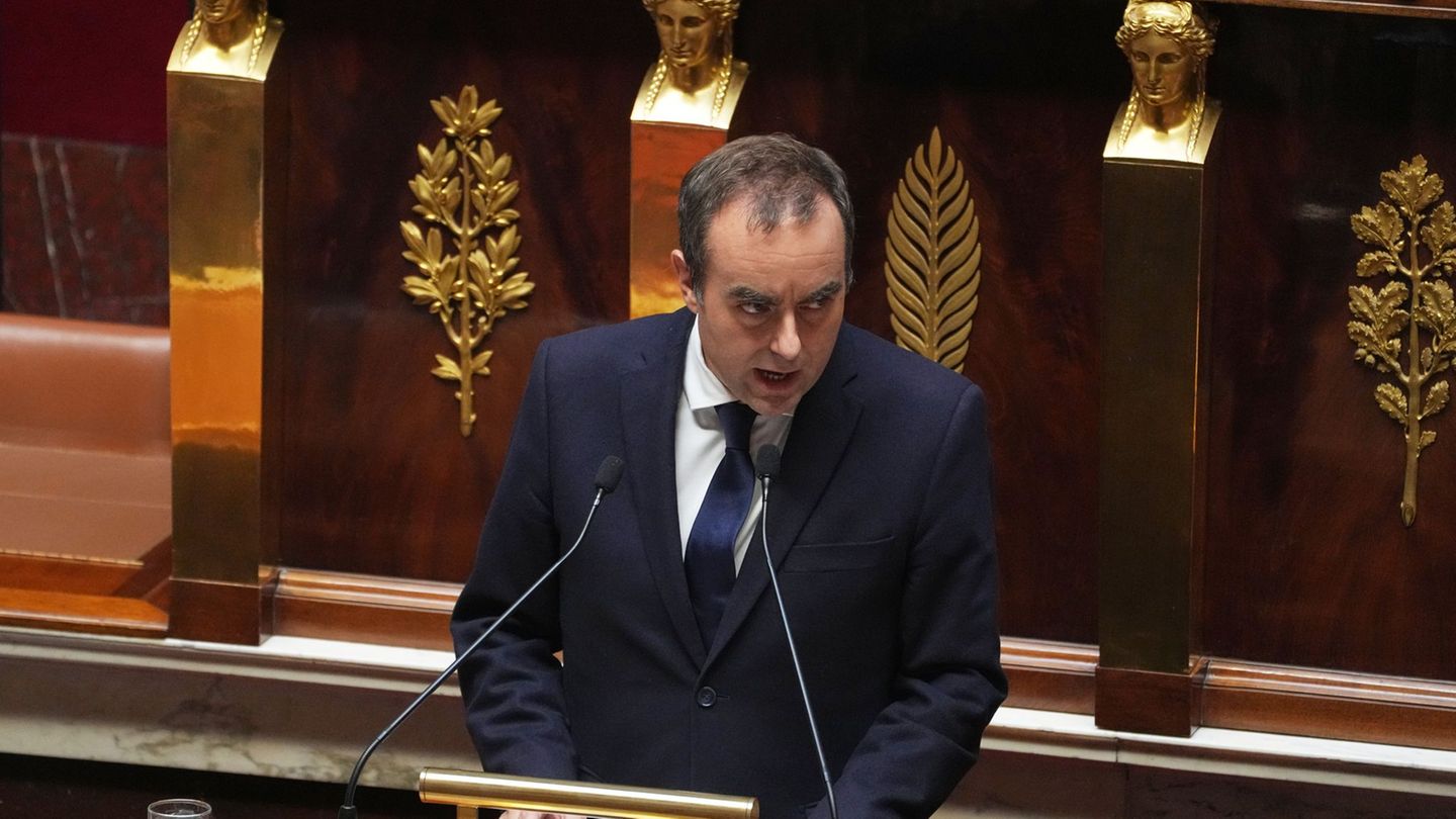Frankreichs Premier geht in der politischen Krise auf die Opposition zu. Foto: Thibault Camus/AP/dpa