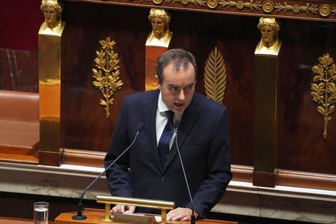 Frankreichs Premier geht in der politischen Krise auf die Opposition zu. Foto: Thibault Camus/AP/dpa
