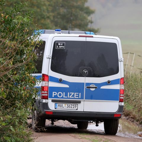 Ein Bus der Polizei fährt in Klein Upahl zum Fundort der mutmaßlichen Leiche von Fabian aus Güstrow