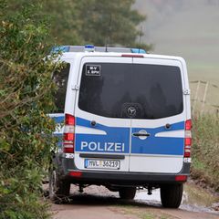 Ein Bus der Polizei fährt in Klein Upahl zum Fundort der mutmaßlichen Leiche von Fabian aus Güstrow