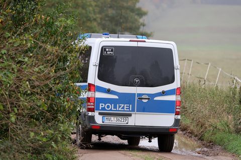 Ein Bus der Polizei fährt in Klein Upahl zum Fundort der mutmaßlichen Leiche von Fabian aus Güstrow