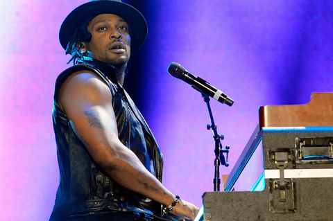Der US-Musiker D'Angelo 2012 bei einem Auftritt in New Orleans. (Archivbild) Foto: Cheryl Gerber/Invision/AP/dpa