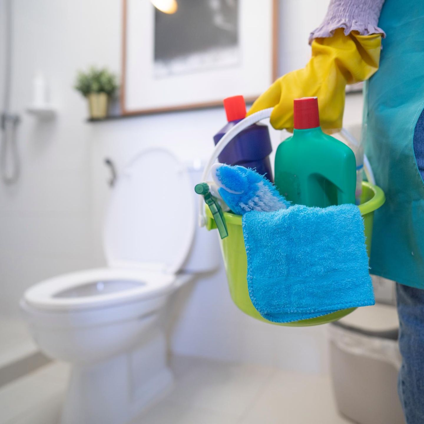 Person putzt Toilette