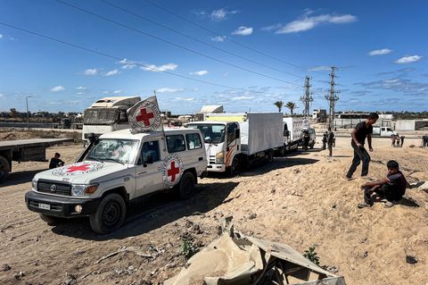 Mitarbeiter des Roten Kreuzes helfen bei Übergabe der Leichen von Geiseln. (Archivbild) Foto: Belal Abu Amer/APA Images via ZUMA
