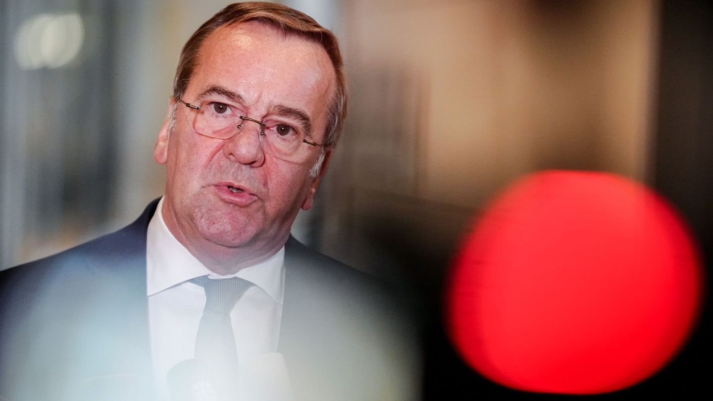 Der Verteidigungsminister kritisiert, dass zentrale Punkte seines Gesetzentwurfs geändert wurden, bevor dieser überhaupt in den
