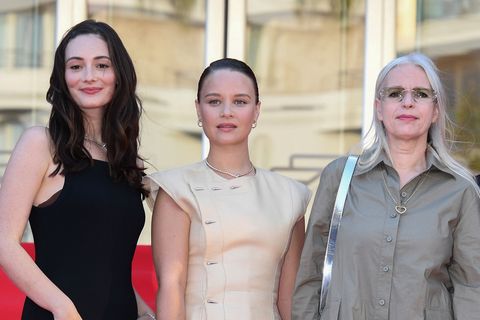 Maria Ehrich (l-r), Sonja Gerhardt und Annette Hess beim Photocall der TV-Serie "Ku’damm 77" in Cannes. Foto: Gianluigi Jorio/SO