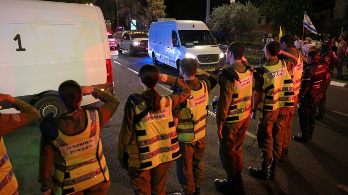 Ankunft vier toter Geiseln in Tel Aviv