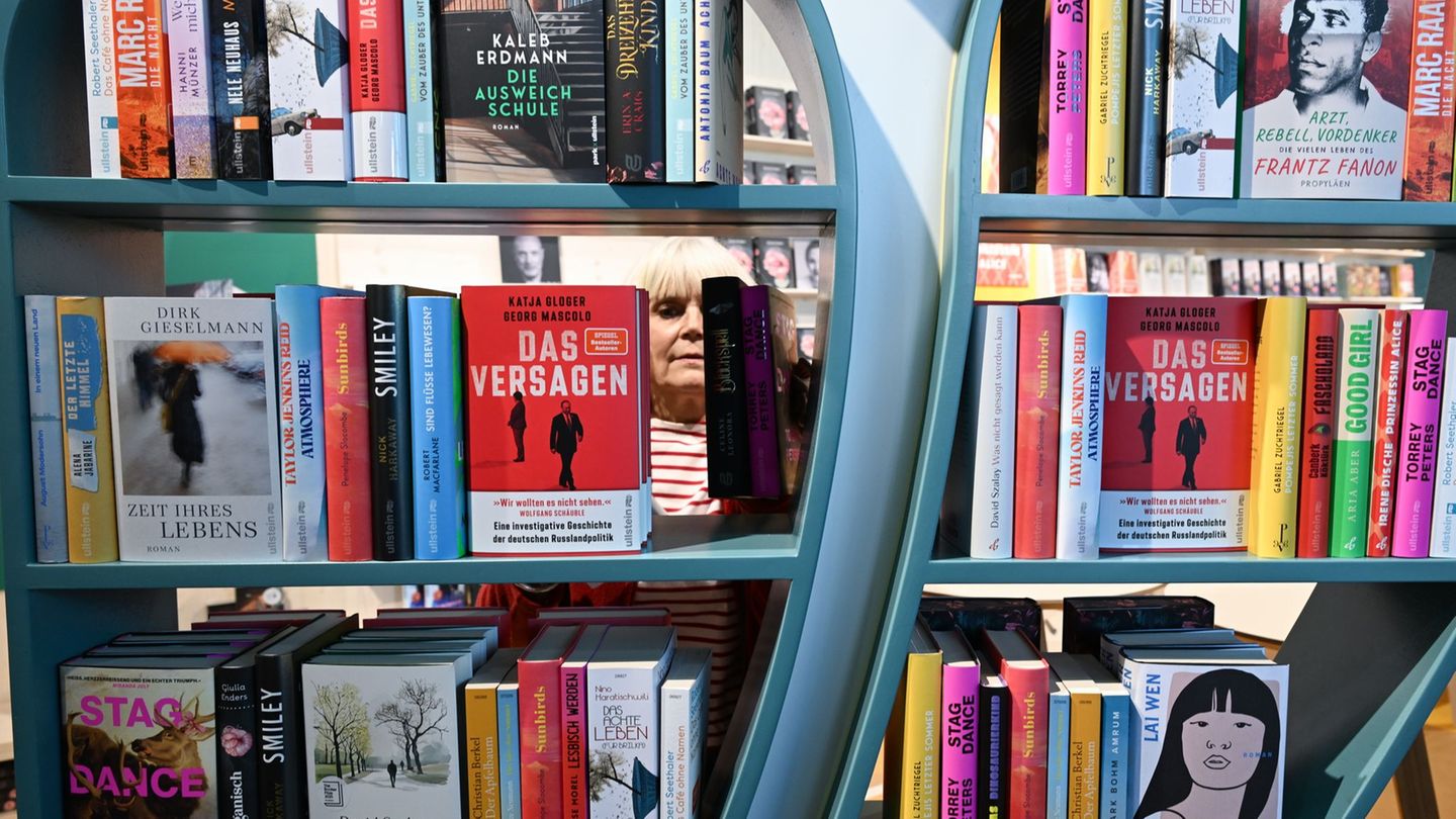 Alles rund um Bücher: Das Lesepublikum darf ab Freitag auf die Buchmesse. Foto: Arne Dedert/dpa