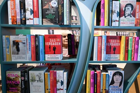 Alles rund um Bücher: Das Lesepublikum darf ab Freitag auf die Buchmesse. Foto: Arne Dedert/dpa