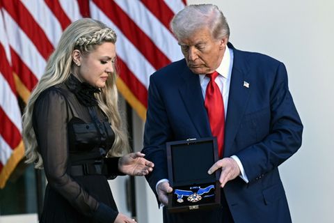 Trump und Kirks Witwe Erika vor dem Weißen Haus