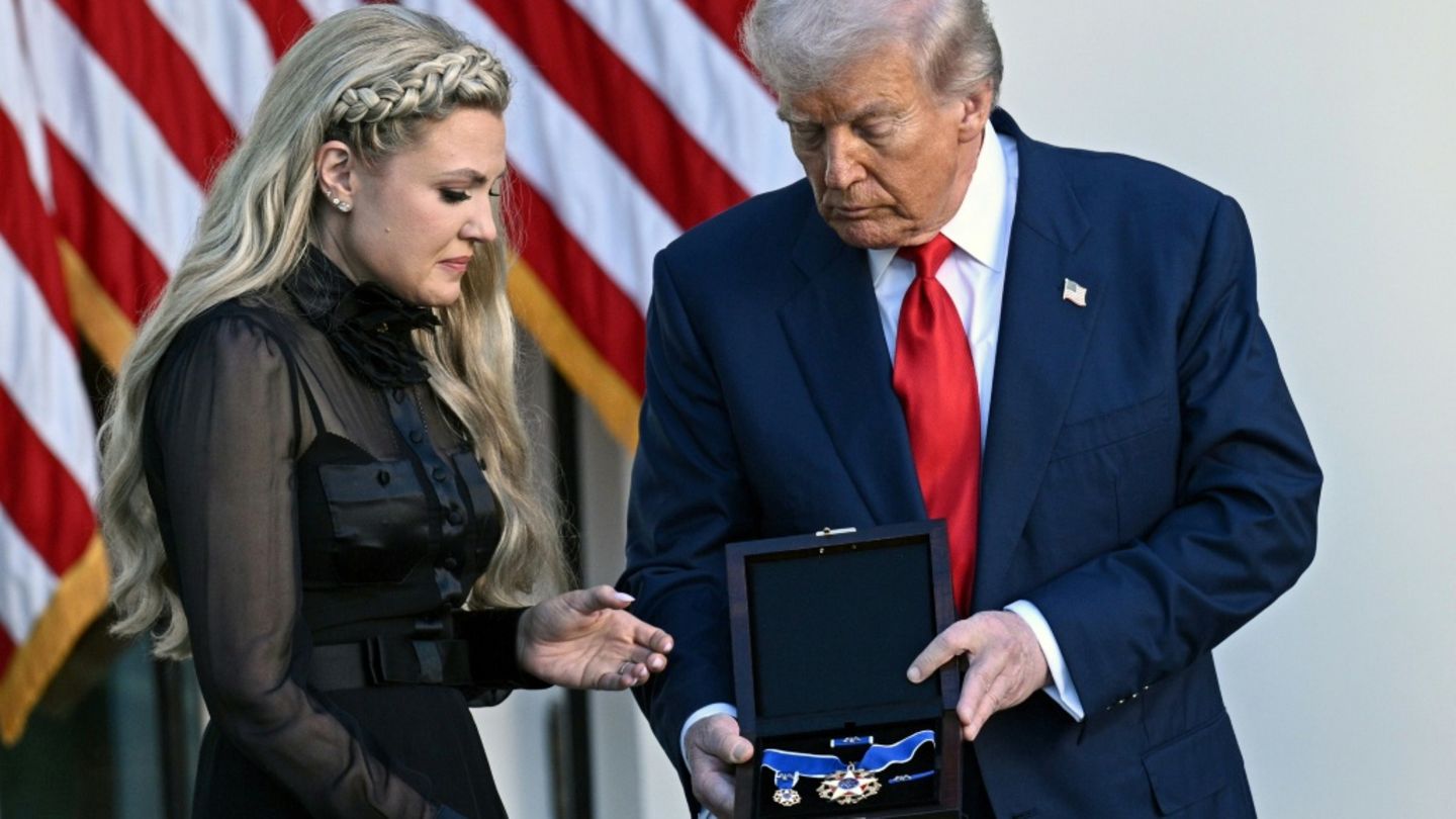 Trump und Kirks Witwe Erika vor dem Weißen Haus