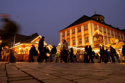 Das Winterdorf in der Bayreuther Fußgängerzone verbreitet schon ab Mitte Oktober weihnachtliche Stimmung. (Archivbild) Foto: Pia