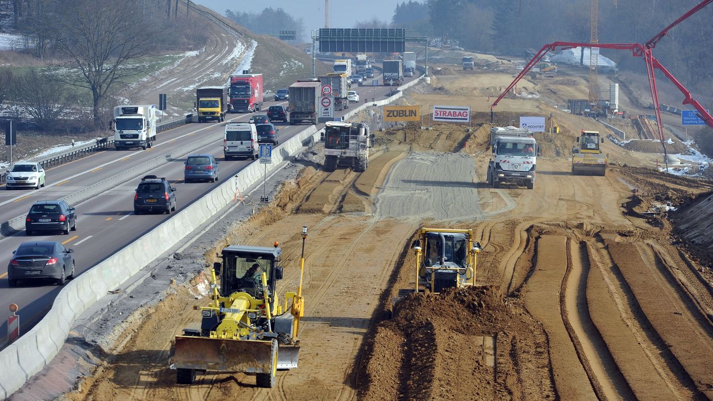 Baustellen erfordern nicht nur von Autofahrern viel Geduld, sie kosten auch viel Geld. (Archivbild) Foto: Stefan Puchner/dpa