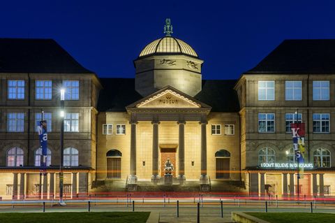 Das Wiesbadener Landesmuseum bei Nacht