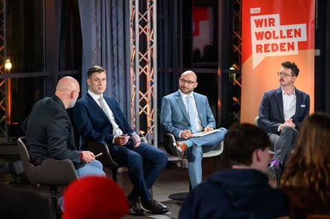 Kontroverse Debatte im RBB-Livetalk "Wir wollen reden" in Bad Freienwalde zum Erstarken der AfD. Foto: Patrick Pleul/dpa