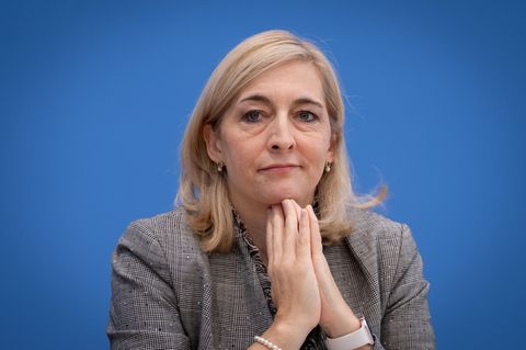 Ministerin Warken will jetzt vor allem bei den Klinik-Vergütungen sparen. (Archivbild) Foto: Soeren Stache/dpa