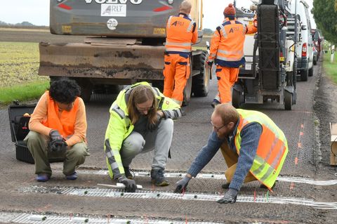 Das Messsystem wird auf einer Straße im Süden von Leipzig im Verkehr getestet. Foto: Waltraud Grubitzsch/dpa