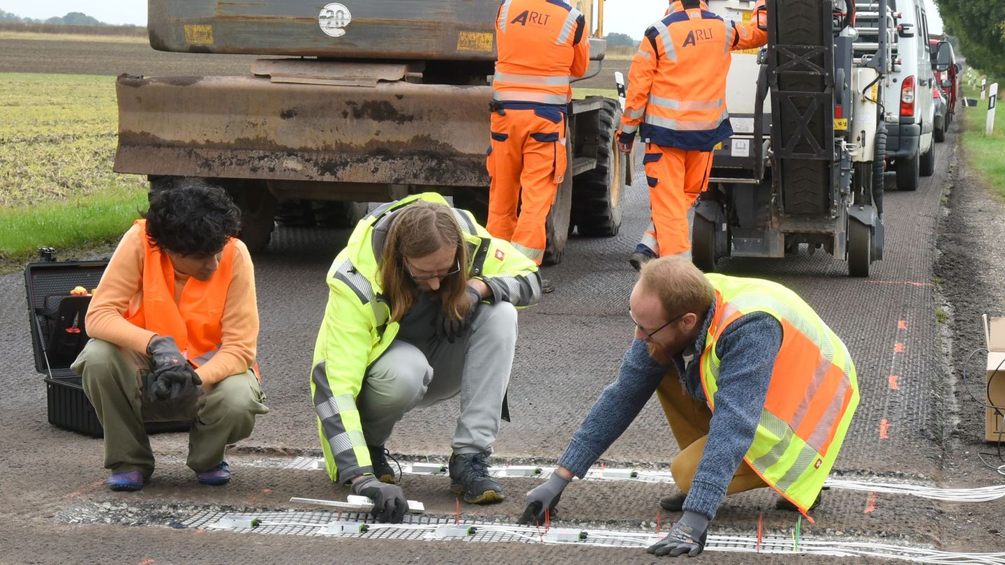 Das Messsystem wird auf einer Straße im Süden von Leipzig im Verkehr getestet. Foto: Waltraud Grubitzsch/dpa