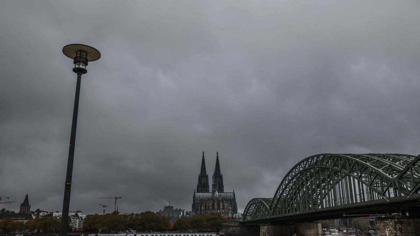 In den nächsten Tagen bleibt es in Nordrhein-Westfalen meist grau und neblig-trüb. (Archivbild) Foto: Oliver Berg/dpa