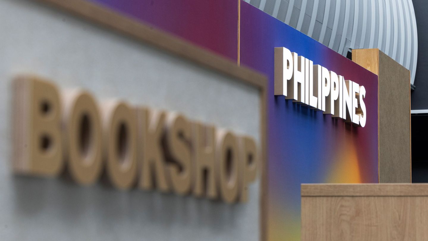 Auf der Buchmesse sind philippinische Autorinnen und Autoren live zu erleben. Foto: Hannes P. Albert/dpa