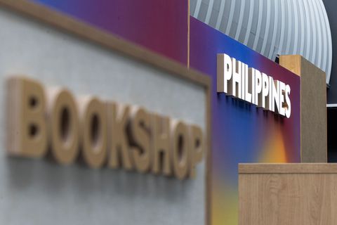 Auf der Buchmesse sind philippinische Autorinnen und Autoren live zu erleben. Foto: Hannes P. Albert/dpa