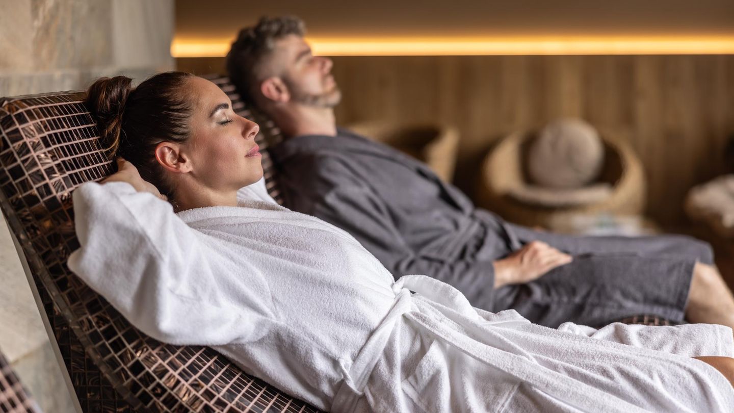 Mann und Frau in Bademantel