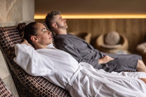 Mann und Frau in Bademantel