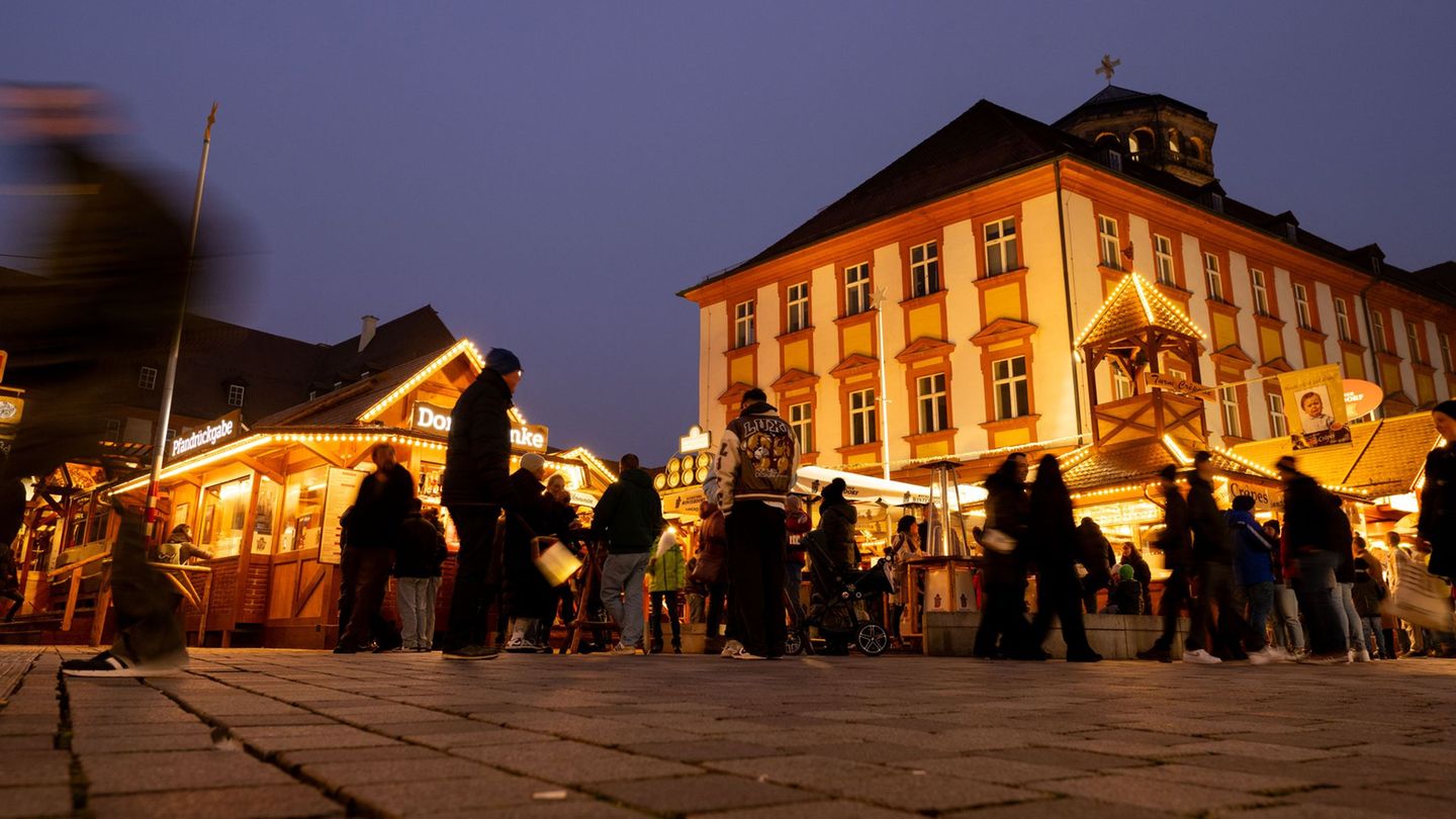 Das Winterdorf in der Bayreuther Fußgängerzone verbreitet schon ab Mitte Oktober weihnachtliche Stimmung. (Archivbild) Foto: Pia