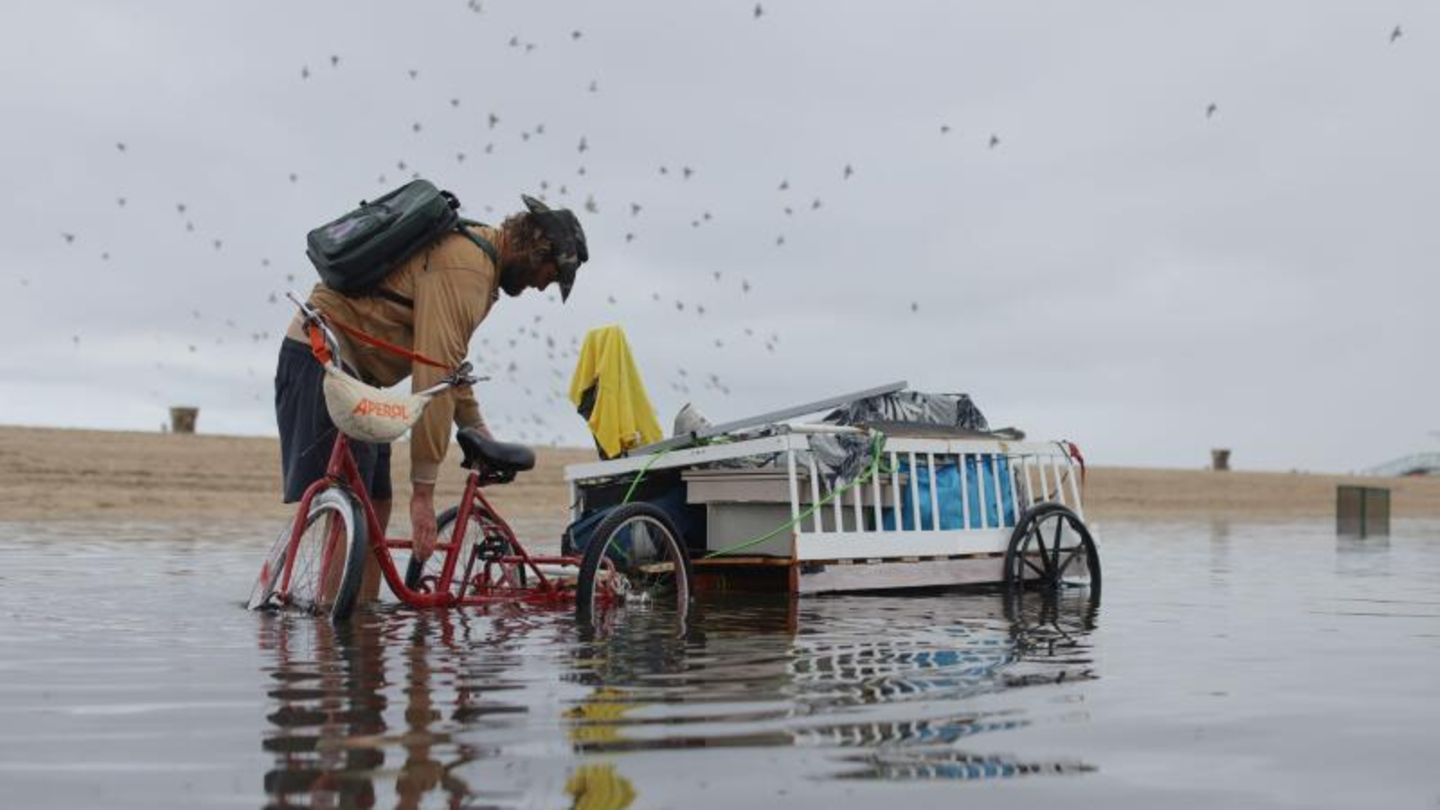 15. Oktober: Aquaplaning Santa Monica, USA. Das sieht knapp aus: Dieser Mann versucht, sein Hab und Gut mit einem Fahrrad vor Regenfällen und Überschwemmungen zu retten. Die Wasserhöhe ist in jedem Fall grenzwertig