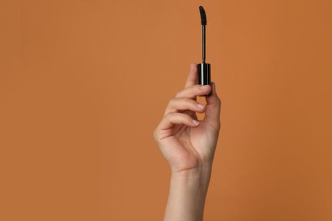 Braune Mascara sorgt für einen sanfteren Wimpernkranz.