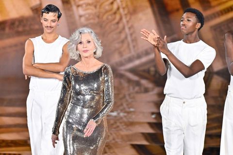 Älterwerden: Jane Fonda auf den Laufsteg in einem glitzernden Kleid