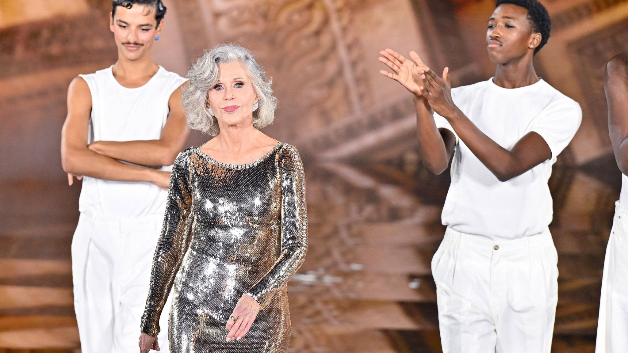 Älterwerden: Jane Fonda auf den Laufsteg in einem glitzernden Kleid
