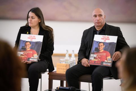 Alon Nimrodi (r), Vater der getöteten Hamas-Geisel Tamir Nimrodi