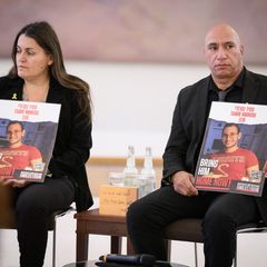 Alon Nimrodi (r), Vater der getöteten Hamas-Geisel Tamir Nimrodi