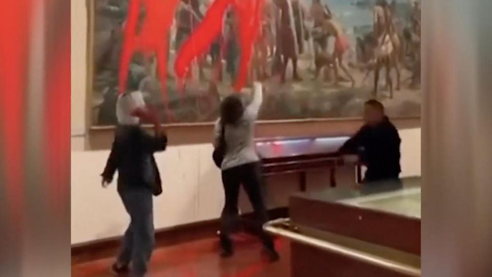 Protestaktion in Marinemuseum – Aktivistinnen beschmieren Kolumbus-Gemälde