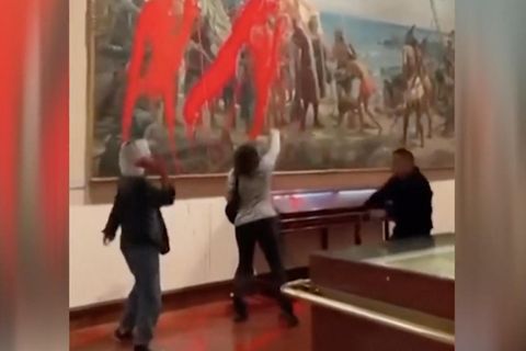 Protestaktion in Marinemuseum – Aktivistinnen beschmieren Kolumbus-Gemälde