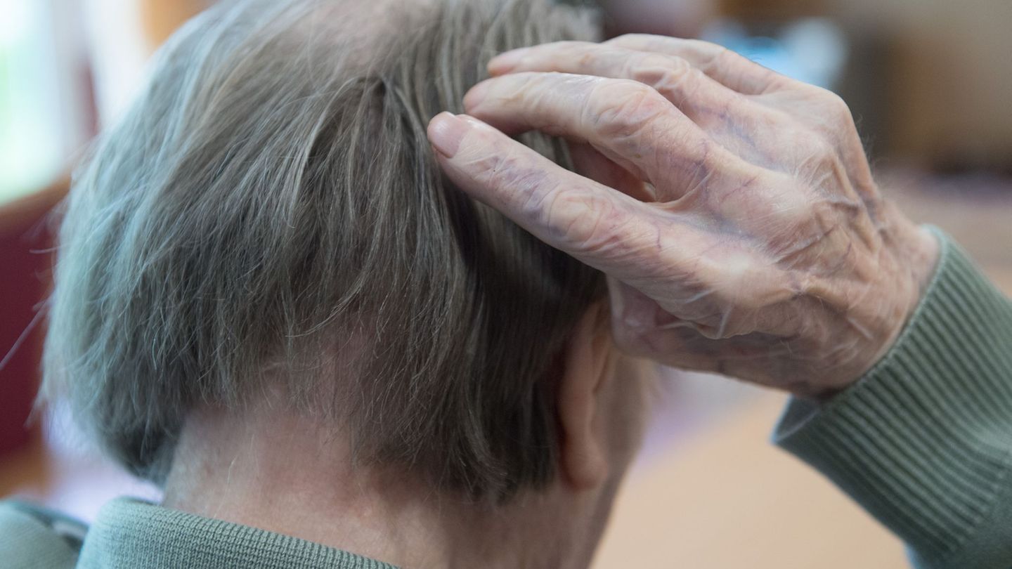 In Deutschland steigt die Zahl der Männer, die an Demenz sterben. (Symbolbild) Foto: Sebastian Kahnert/dpa-Zentralbild/dpa