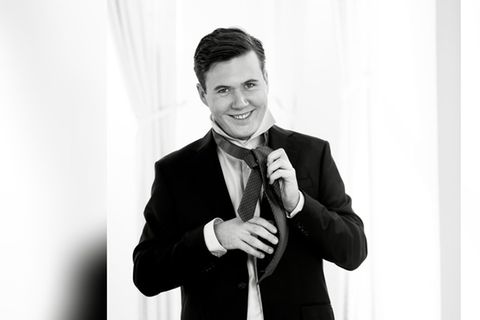 Eine neue Porträtreihe zeigt Kronprinz Christian unter anderem beim Krawatte binden.