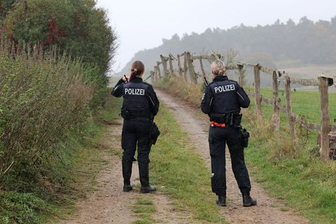 Vier Tage nach dem Verschwinden des achtjährigen Fabian in Güstrow ist in einem Wald eine Kinderleiche gefunden worden. Foto: Be