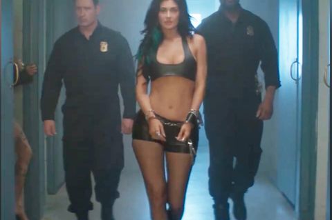 Während ICE-Gewalt in den USA: Kylie Jenner polarisiert halbnackt in Handschellen