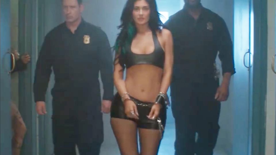 Während ICE-Gewalt in den USA: Kylie Jenner polarisiert halbnackt in Handschellen