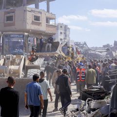 Menschen räumen die Trümmer im Gazastreifen auf. Dazwischen versucht die Hamas ihre Macht aufrechtzuerhalten