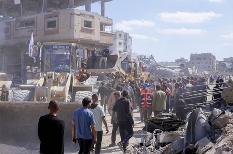 Menschen räumen die Trümmer im Gazastreifen auf. Dazwischen versucht die Hamas ihre Macht aufrechtzuerhalten