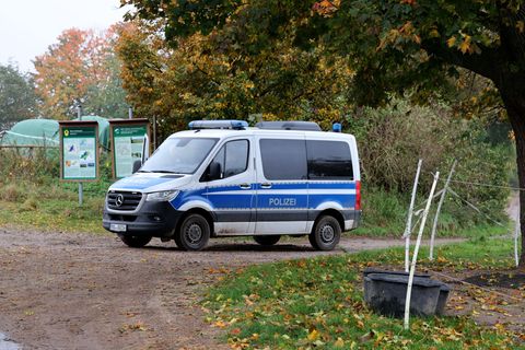 Nach dem Fund einer Kinderleiche bei Güstrow haben Polizisten mit der neuerlichen Absuche des Gebietes am Dorfrand von Klein Upa