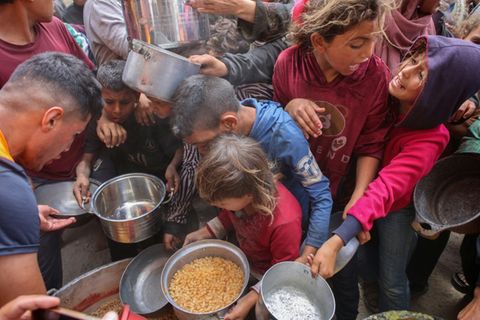 Palästinenser bei Essensausgabe in der Stadt Gaza
