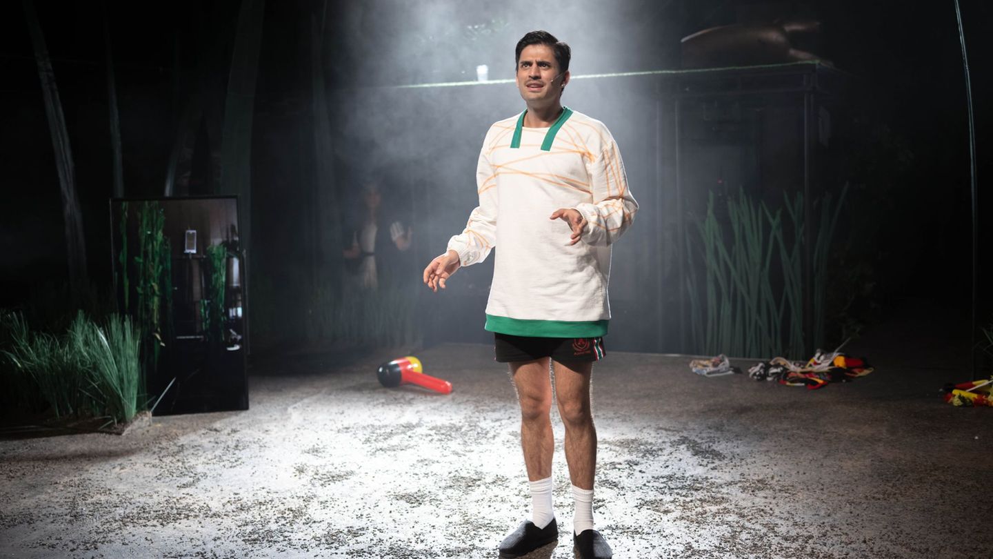 Mesut Özil als Bühnenfigur: Die Geschichte des Fußball-Weltmeisters wird in Bremen als Theaterstück aufgeführt. Foto: Sina Schul